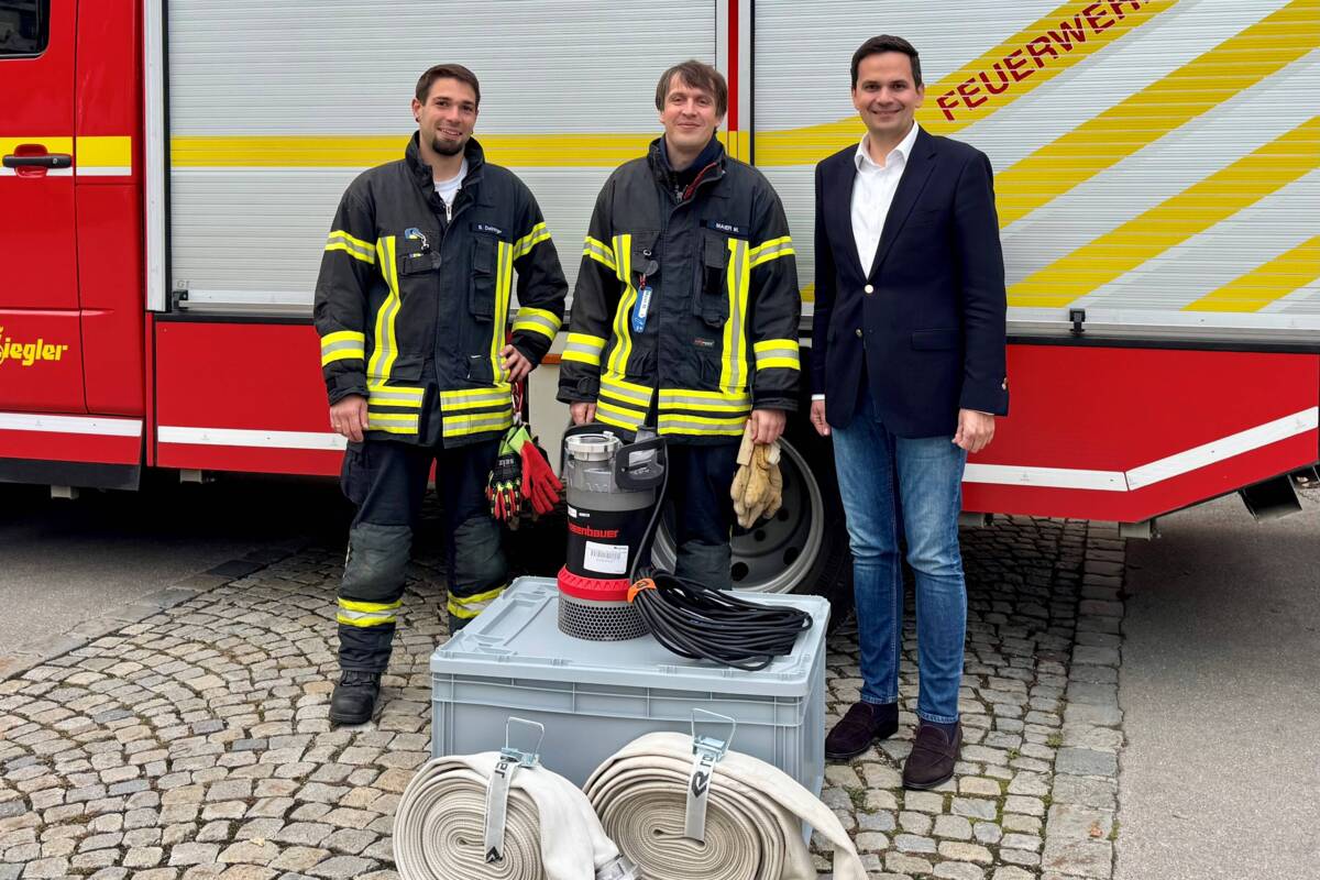 Foto (Böhme), v. l.: Stv. Kommandant Sebastian Deininger, Kommandant Dr. Michael Maier, Bürgermeister Emanuel Staffler