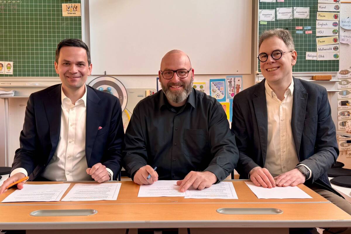 Foto (Böhme): Bürgermeister Emanuel Staffler (l.) und Bürgermeister Christoph Gasteiger (m.) unterzeichnen im Beisein von Rektor Markus Istenes (r.) die Kooperationsvereinbarung.
