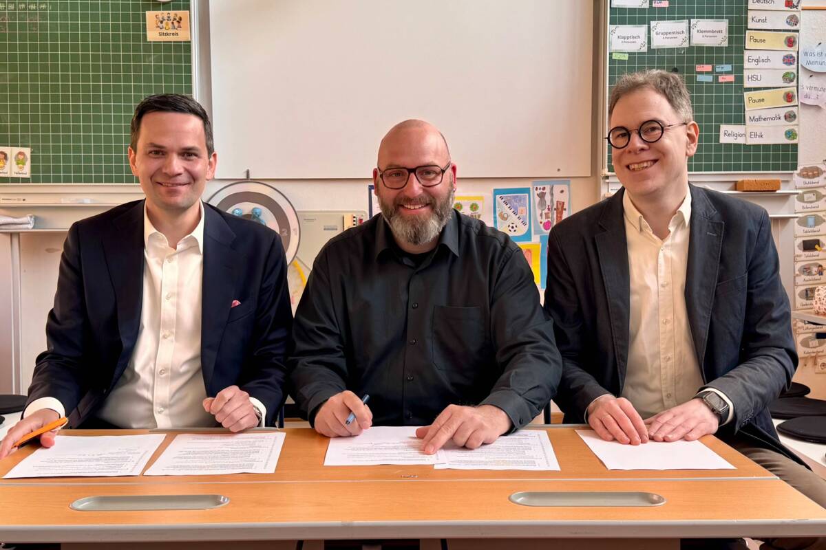 Foto (Böhme): Bürgermeister Emanuel Staffler (l.) und Bürgermeister Christoph Gasteiger (m.) unterzeichnen im Beisein von Rektor Markus Istenes (r.) die Kooperationsvereinbarung.
