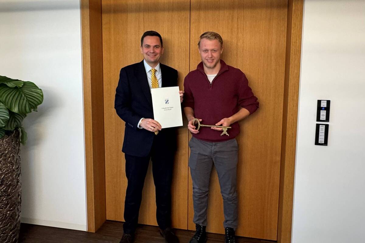 Foto (Glas): Freuen sich nach der Vertragsunterzeichnung – v. l.: Bürgermeister Emanuel Staffler und Maximilian Seemüller