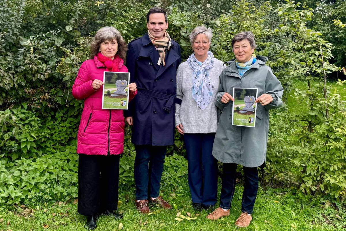 Foto (Böhme) – v.l.: Sonja Salomon-Maier (Frauenbund), Bürgermeister Emanuel Staffler, Geschäftsleiterin Renate Mang, Irmgard Meissner (Frauenbund) an der geplanten Stelle für das Sternenkinder-Grab auf dem Türkenfelder Friedhof.