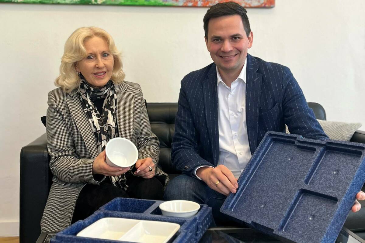 Foto (Böhme) Frisch gekocht, heiß geliefert. Vorsitzende Gabriele Klöckler und Bürgermeister Emanuel Staffler zeigen neue Transportbox